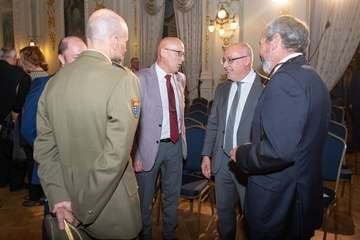 Morales recoge la Medalla de Oro de la Cámara por el servicio del Cabildo a la economía de la Isla (Foto TA)